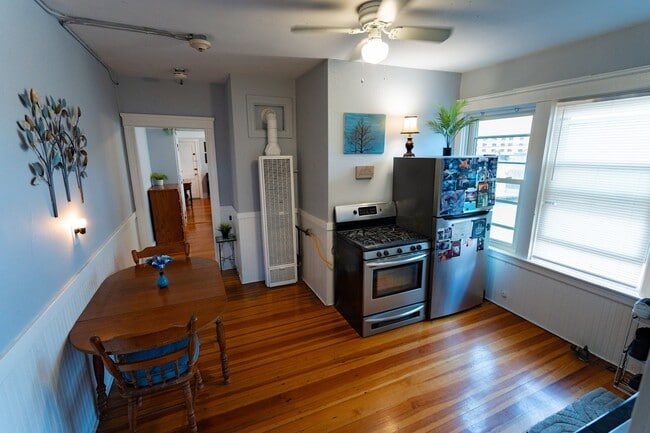 Building Photo - 412 Taunton Ave Unit 2