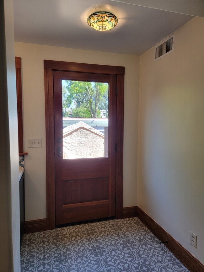 Building Photo - 900 Lucile Ave Unit 900 1/2 lucile ave.