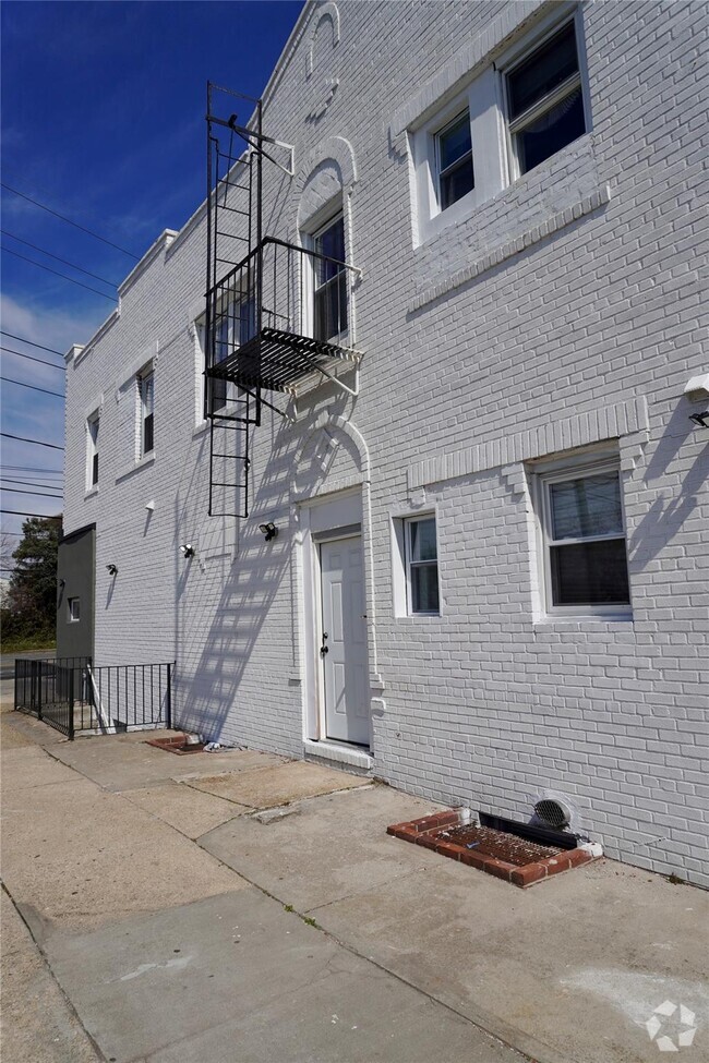 Building Photo - 803 Hempstead Turnpike Unit 1B Rental