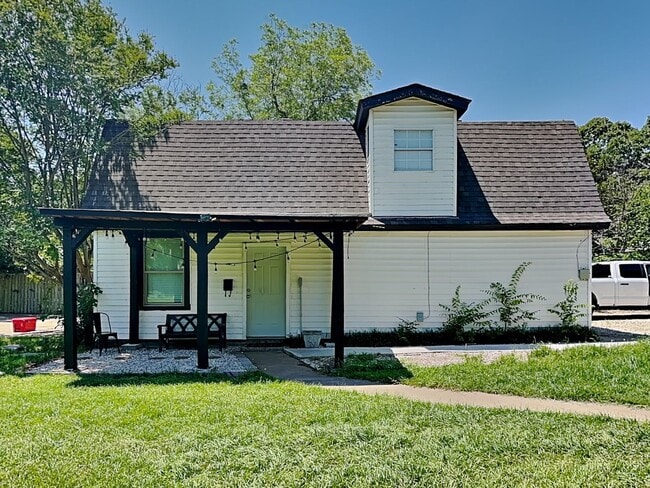 Building Photo - Private Back Unit Living with a Touch of Country Charm!
