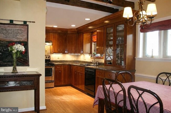 Photo - 555 Northbrook Rd