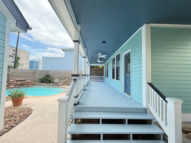 Building Photo - 2207 Bernardo De Galvez Ave