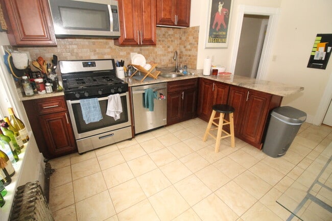 Building Photo - 35 Raymond St Unit 2