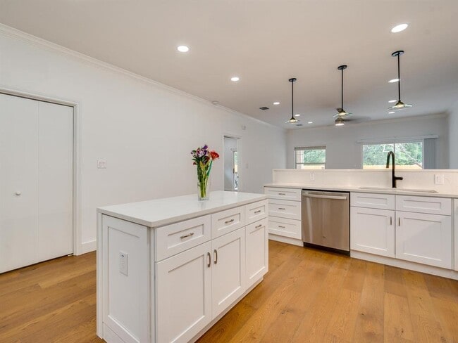 Photo - 4601 Eilers Ave