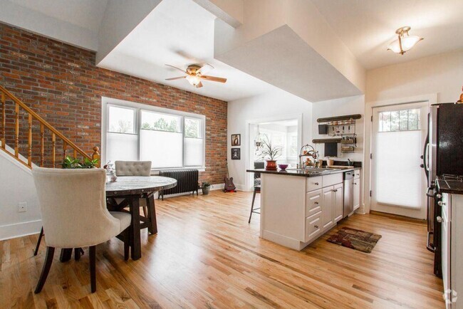 Building Photo - Beautifully updated condo minutes from dow...