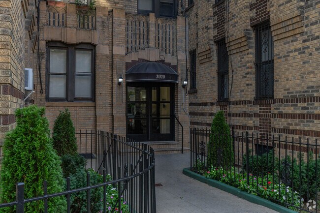 Entrada del edificio - 2020 E 41st St