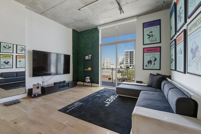 Photo - 2100 Van Buren St Unidad 510