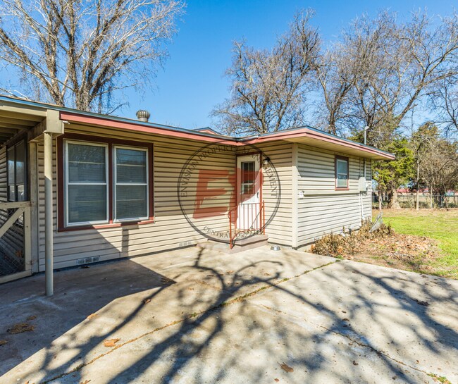 Photo - 817 Lawrence Dr