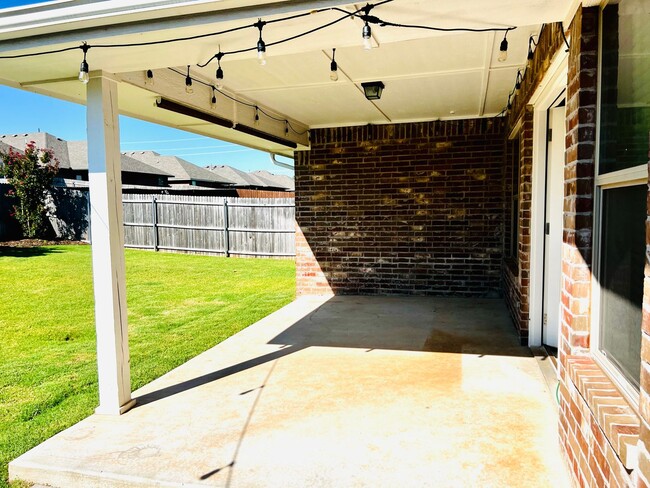 Photo - Beautiful 3BD 2BA w/ Bonus Room Located in Edmond's Falls at Vista Ln Addition!!