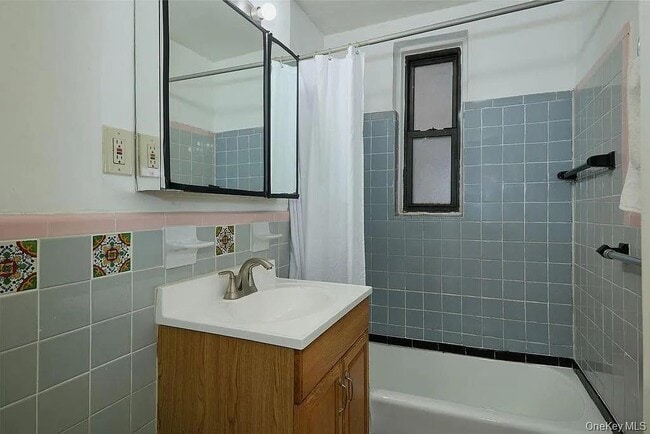 Photo - 77 Bronx River Rd