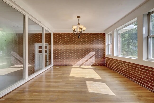 Photo - 211 Oak Leaf Dr