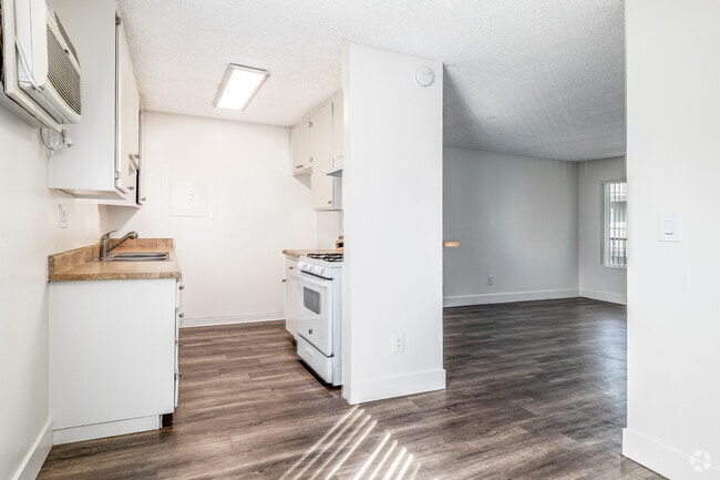 1BR, 1BA - 600SF - Dinning Room