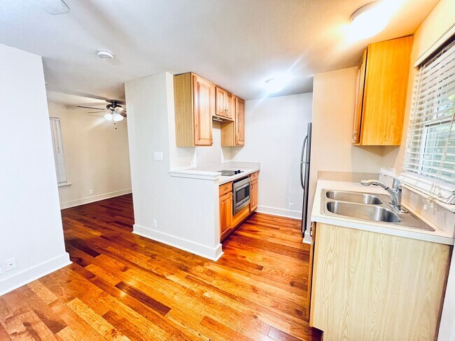 Building Photo - 3901 Red River St Unit B Rental