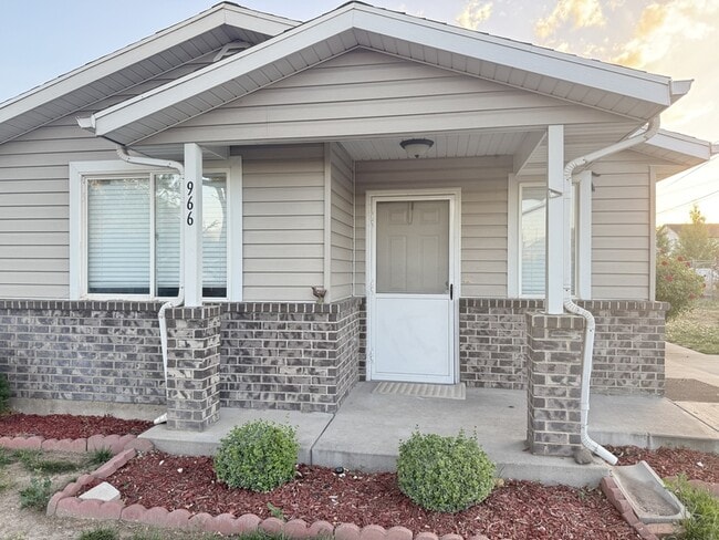 Building Photo - 966 Glendale St W