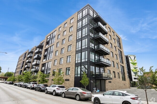 Building Photo - 1701 W Webster Ave Unit 611 Rental