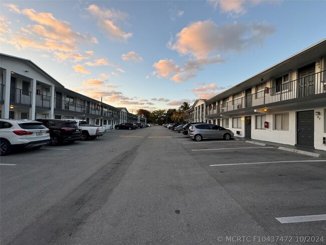 Building Photo - 1814 E Oakland Park Blvd Unit 49
