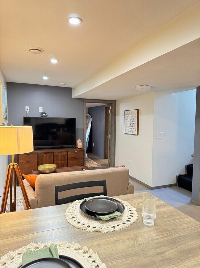 Photo - 1910 Center St W