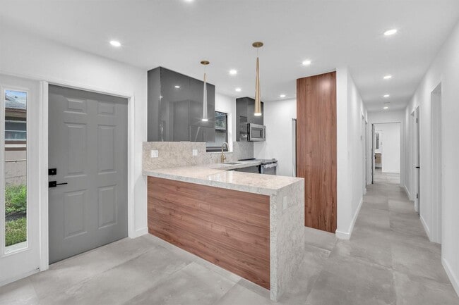 Building Photo - 2460 SW 58th Mnr