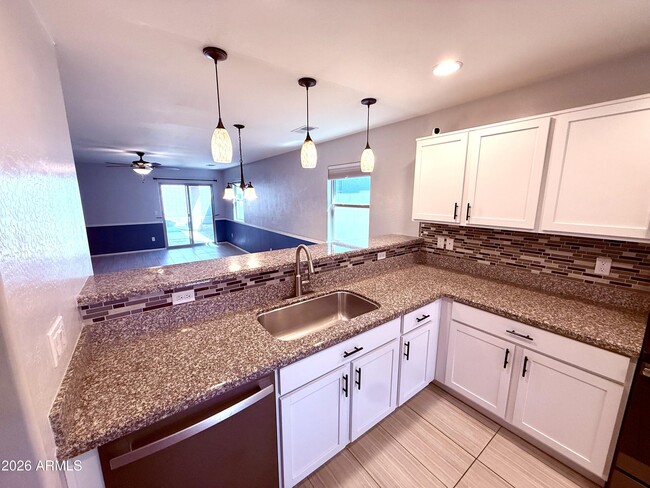 Photo - 1884 W Expressman St