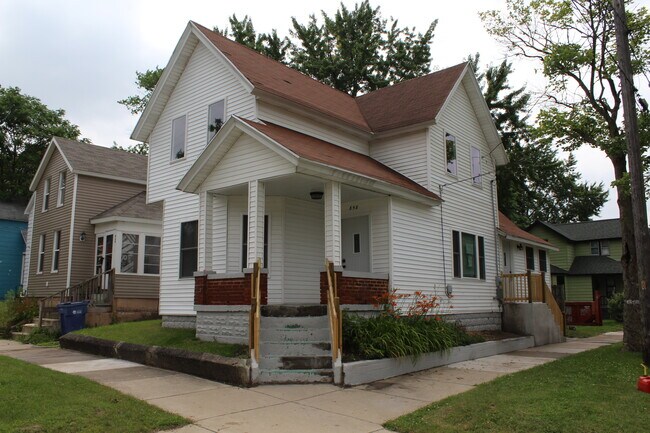 Photo - 858 Dayton St SW