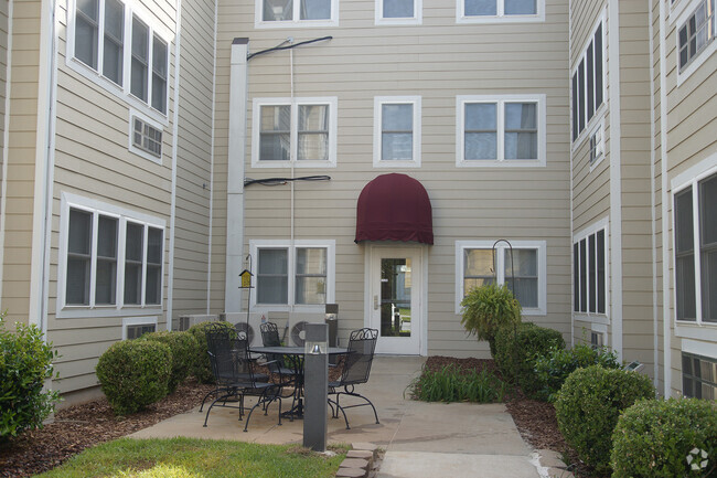 Building Photo - Dogwood Retirement Apartments