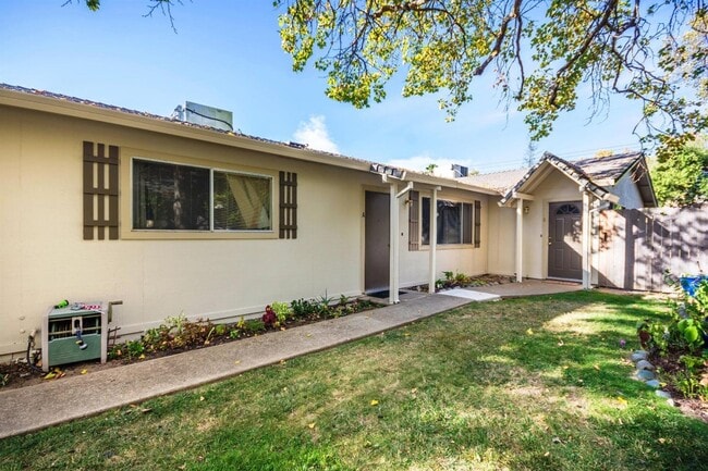 Building Photo - Refreshed Unit