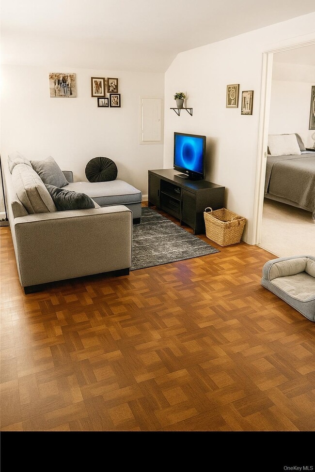 Photo - 10 Village Cir W