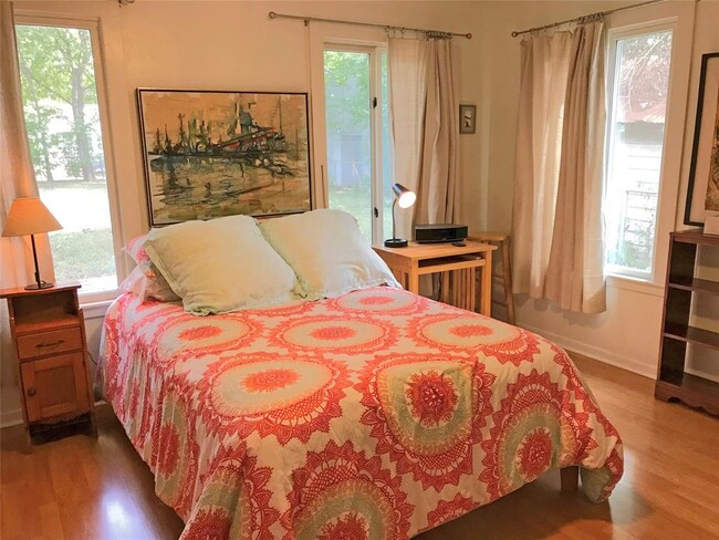 Building Photo - 1002 E 44th St