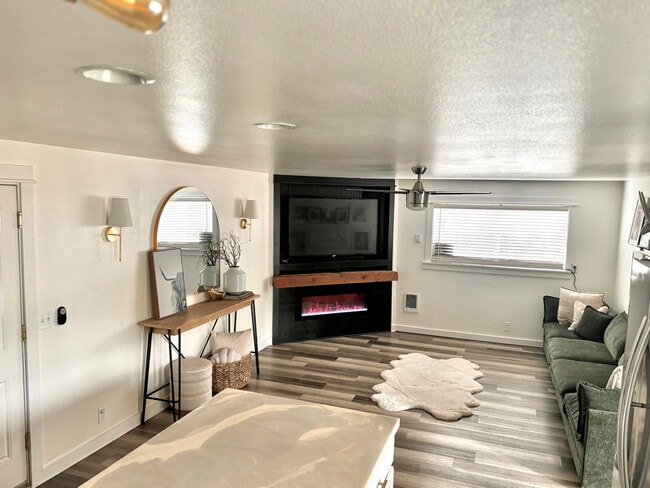 Photo - 4856 Daisy St