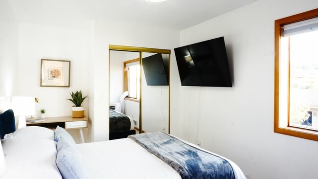 Photo - 19118 Soundview Dr NW