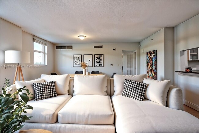 Photo - 31 SE 5th St Unidad 2111