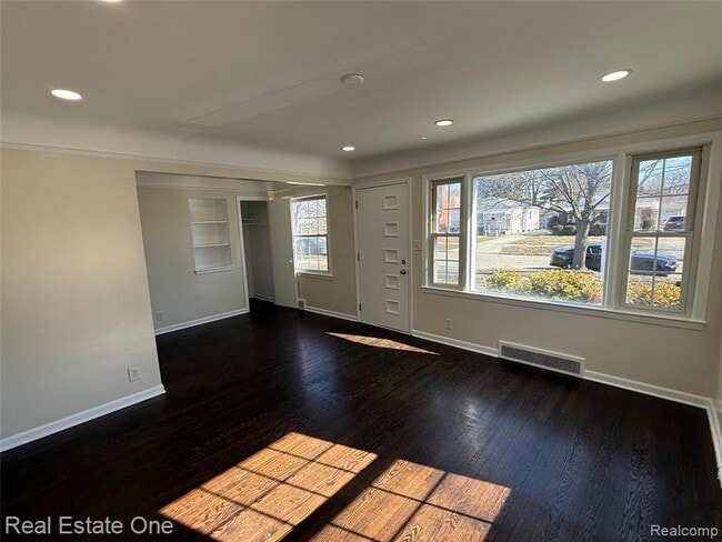 Photo - 6991 Colonial St