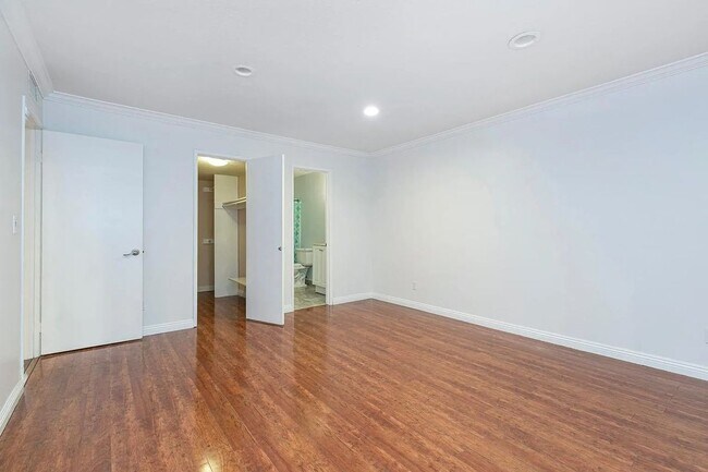 Photo - 14990 Victory Blvd