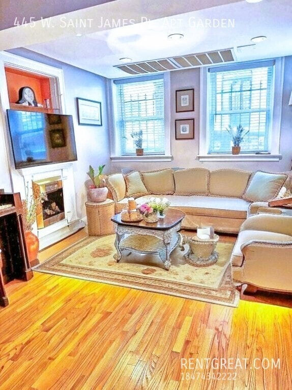 Photo - 445 W St James Pl Unidad Garden