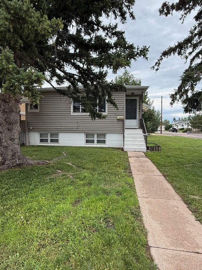 Building Photo - 1601 Crook Ave Unit Upstairs Duplex