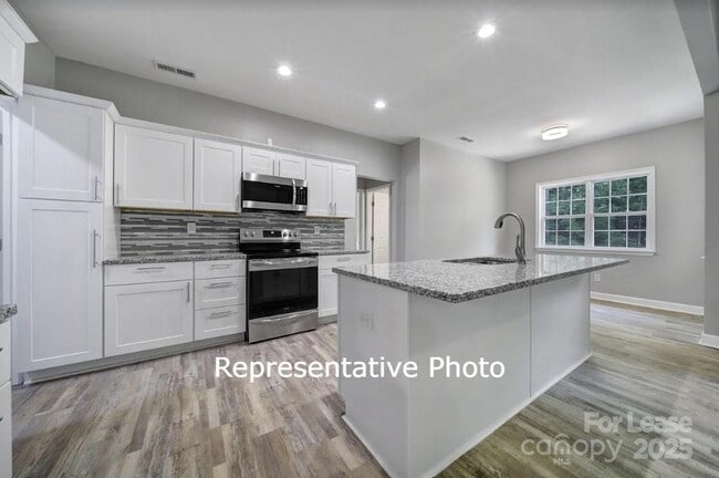 Photo - 595 Foxwood Dr SE