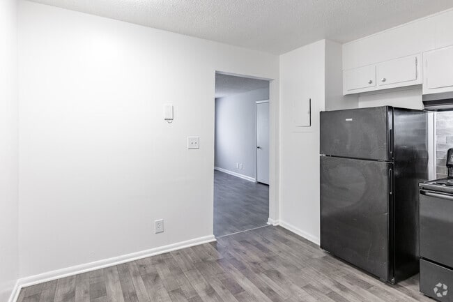 3BR, 2BA - 1000SF