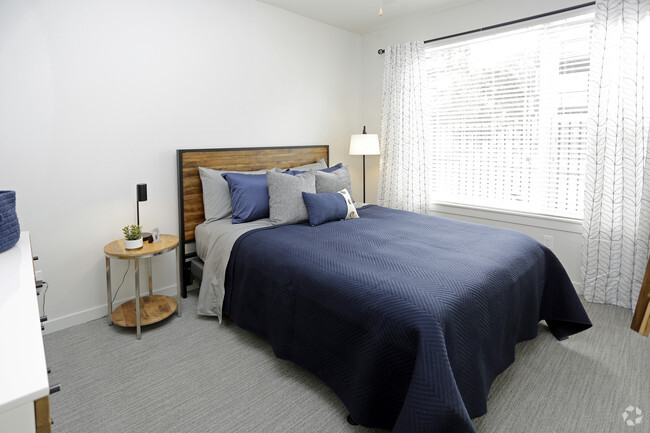 1BR, 1BA - 900 SF