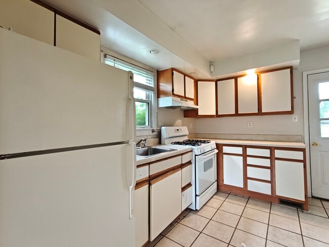 Photo - 444 Colonial Rd