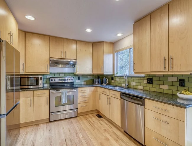 Photo - Spacious 5 bedroom 4 Bathroom Home Available August 7th!