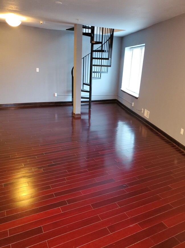 Building Photo - 8845 E Jefferson Ave