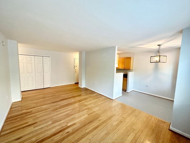 Photo - Spacious One Bedroom Condo In the Heart of Dupont - 17th/New Hampshire. Unidad 108