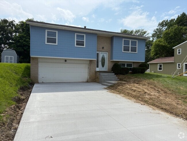 Building Photo - Southeast Erie 3 Bed with 2 Car Garage Rental