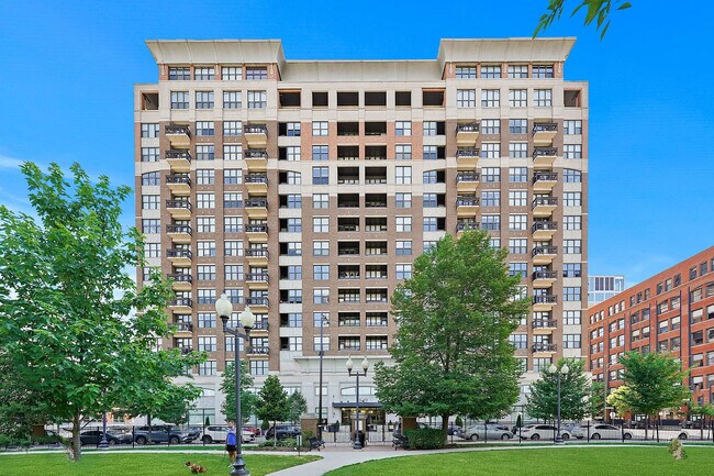 Building Photo - 849 N Franklin St Unit 716