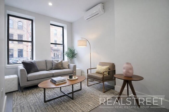 Building Photo - Spacious 2 BED in Bushwick!