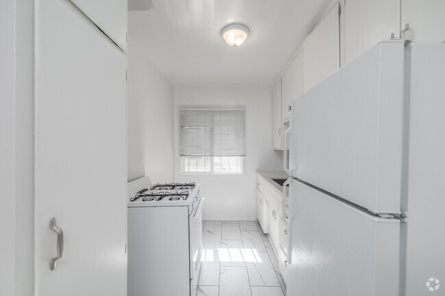 1BR, 1BA - 900SF - Kitchen - Blackburn Apartments