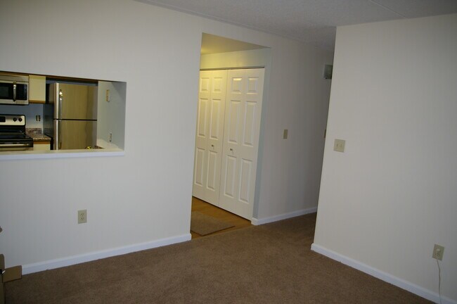 Front hall from living room - 100 Ledgewood Dr Unit 216