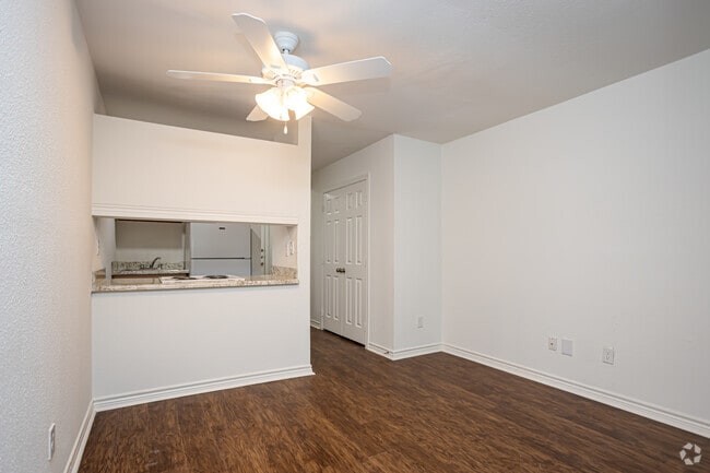 Studio, 1BA - 420SF