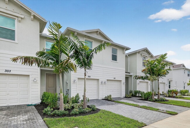 Photo - 305 SE Crossoak Ln