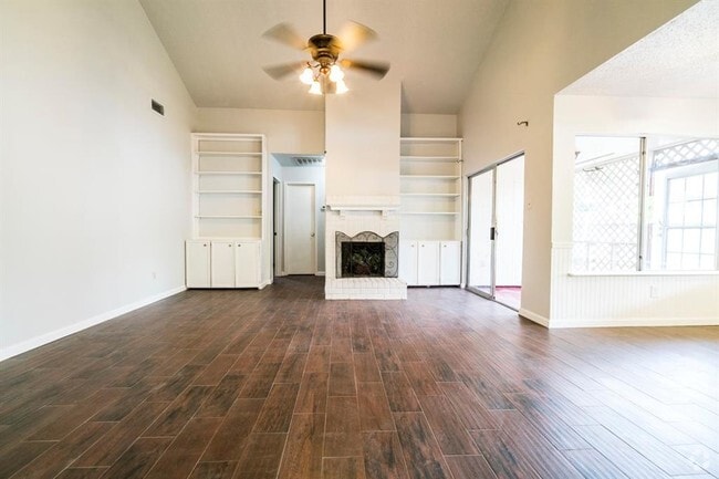 Building Photo - 10746 Lakewood Oaks Dr Rental